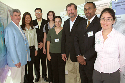 Los estudiantes estuvieron acompañados por el coordinador del Programa de Biotecnología Industrial, Lorenzo Salicetti (extrema izq.); el vicepresidente de Amgen, Emilio Rivera (2do desde la der.); y el rector Jorge I. Vélez Arocho (3ro desde la der.).