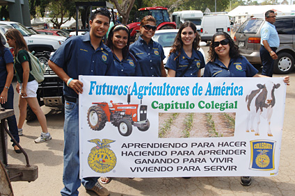 Los Futuros Agricultores de América colegiales también participaron en la apertura de la feria agrícola.
