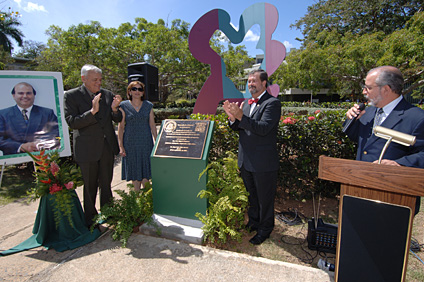 Desde la izquierda: William Riefkohl, vicepresidente ejecutivo de la AIPR; la ingeniera María Mercedes Emanuelli, viuda de Chamoun; el rector del RUM, doctor Jorge Iván Vélez Arocho y el profesor Ismael Pagán Trinidad, quien fue el maestro de ceremonia.