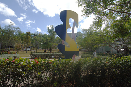 La escultura Serpentinata Caribeña, del artista Guy de Rougemont, y que se exhibe en el RUM desde 2004, fue dedicada al ingeniero José Miguel Chamoun.
