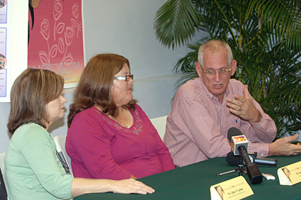 Desde la izquierda, la doctora Gladys González, la agricultora Ada Vélez y el decano John Fernández Van Cleve.