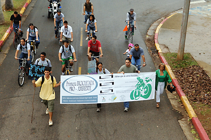 La Primera Bicicletada Pro-Ambiente recorrió el campus del RUM para crear conciencia sobre las ventajas de ese vehículo. 