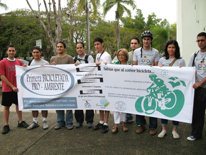 El grupo de jóvenes ciclistas está en vías de organizarse como una asociación estudiantil. Los acompaña Virgen Aponte, directora de la Oficina de Calidad de Vida.