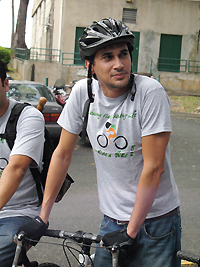 Jorge Bencosme, empleado del Centro de Cómputos, usa la bicicleta para transportarse desde su casa hasta el Recinto.