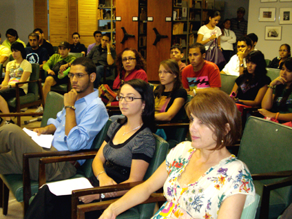 El certamen contó con la participación de estudiantes de diversas facultades del Recinto. Desde la izquierda, en primer plano: Martín Soto, la instructora Yelitza Ayala Gilot y la doctora Amarilis Carrero Peña.