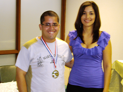 El joven Kidany Acevedo ganó el segundo lugar del certamen. Le acompaña la instructora Mydalis Lugo Marrero.