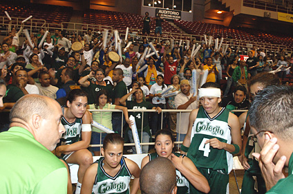 El partido final estuvo lleno de emoción. En la foto, las Juanas escuchan instrucciones, mientras los fanáticos anticipan el triunfo.