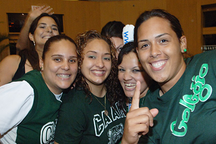 Un grupo de colegiales celebra los resultados del juego.