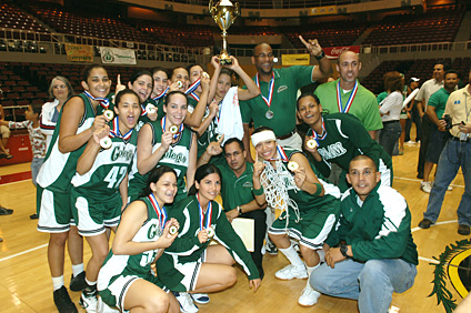 El equipo femenino de baloncesto del RUM muestra sus medallas de campeonas junto a su entrenador, Eduardo Brinn.