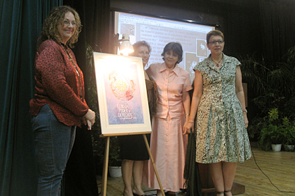 Desde la izquierda, la serigrafista Lizzette Lugo y las doctoras Elsa R. Arroyo, Amparo Ortiz y Julia Cristina Ortiz.