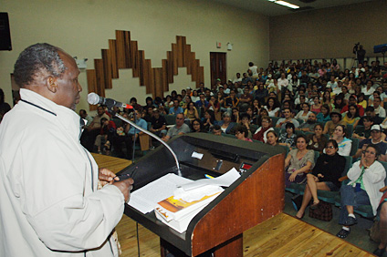 El novelista y teórico post-colonial Ngugi wa Thiong'o dirigió su mensaje ante un repleto anfiteatro Figueroa Chapel.