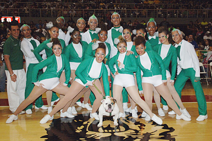 Millennium RUM Dancers junto a Tarzán.