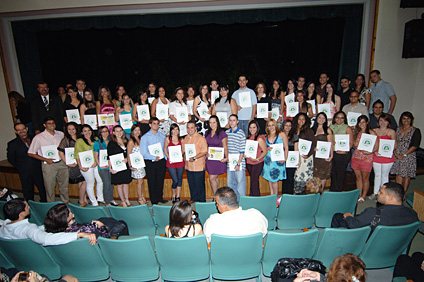 Cada uno de los alumnos reconocidos recibió un certificado de mérito por su excelencia académica.