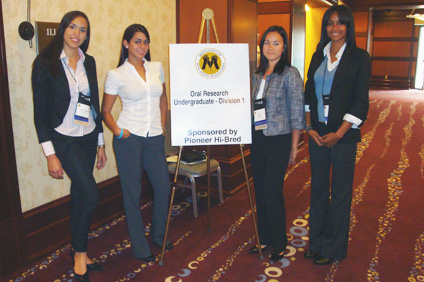 Desde la izquierda Lauri Ramos, Denise Carmona, Mary Pike y Laura González.