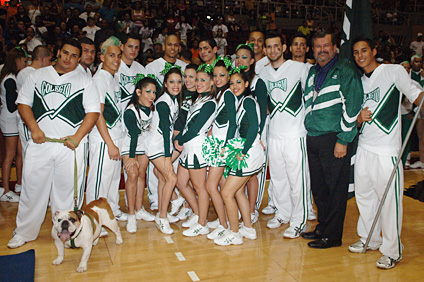 Los porristas colegiales junto al rector del RUM, doctor Jorge Iván Vélez Arocho.