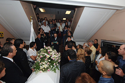 La comitiva fúnebre se relocalizó en el interior de uno de los vestíbulos de Monzón, luego de que la lluvia mediara para que la solemne ceremonia concluyera allí. El decano Moisés Orengo, leyó un mensaje del rector, Jorge Iván Vélez Arocho.