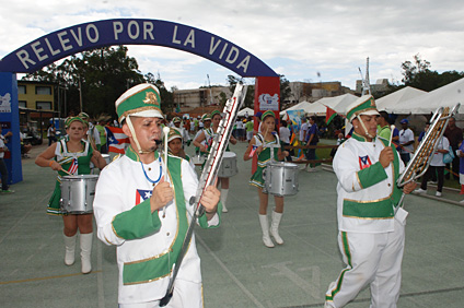 Relevo por la vida comenzó con el tradicional desfile de los equipos participantes.