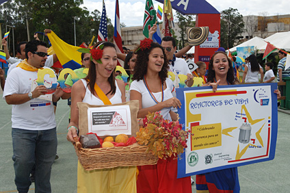 Varios grupos colegiales se unieron al esfuerzo, que este año se dedicó a la lucha contra el cáncer alrededor del mundo.