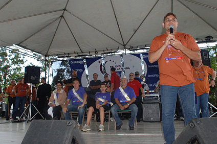 Juan Carlos Mejías, of the American Cancer Society, greets the public. Seated, from left to right: Eneida Serra, Milton Carrero, Juan Diego Ramírez de Arellano and Ángel Cintrón.