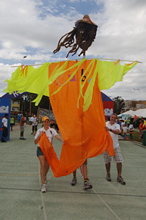 Los equipos usaron su creatividad en el desfile para demostrar su compromiso en la lucha contra el cáncer.