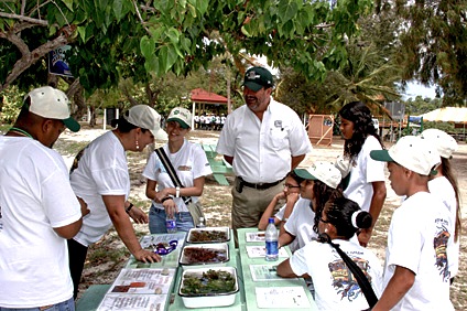 Los participantes recibieron información sobre diversos temas marinos. Los acompaña el rector del RUM, doctor Jorge Iván Vélez Arocho.