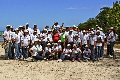 Close to 46 students visited Playita Rosada in Lajas to learn about environmental conservation.