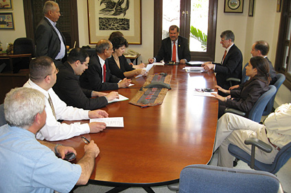 El rector del RUM, doctor Jorge Iván Vélez Arocho, da la bienvenida a la delegación de Navsea durante su visita al Recinto.