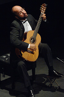 El guitarrista José Antonio López ofreció el Primer concierto didáctico magistral RUMbo a los 100 años de historia del RUM.