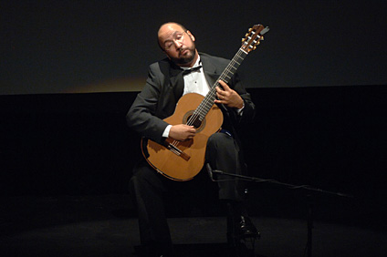 Antes de interpretar cada pieza, López disertó sobre la obra y su compositor.