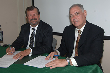 Desde la izquierda, los rectores del RUM y de Ciencias Médicas firman el acuerdo de colaboración entre ambas instituciones.