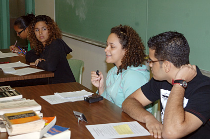 Un panel compuesto de estudiantes debatió sobre las ventajas y desventajas del celular en el aula de clases.