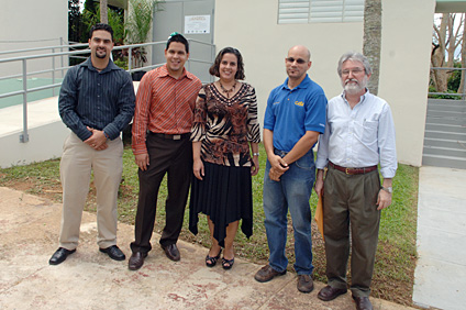 El equipo de investigadores está integrado, desde la izquierda, por los doctores: Nelson Sepúlveda, Rubén Díaz, Agnes Padovani, Rafael Rodríguez y Félix Fernández.