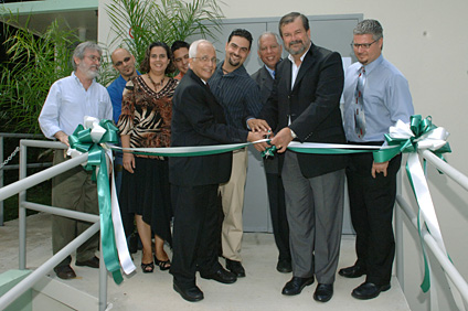 Los directores del laboratorio, durante el corte de cinta para inaugurar las instalaciones. En primer plano, los doctores Rajinder Khosla, Nelson Sepúlveda, Ramón Vásquez, el rector Jorge Iván Vélez Arocho y Leonardo Flores.