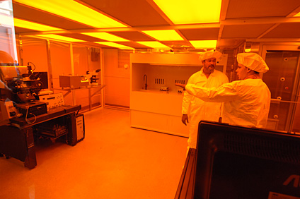 Doctor Rubén Díaz explains to UPRM Chancellor how the equipment in the clean room will be used.