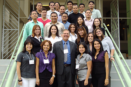 El doctor Samuel Hernández, al frente, junto a los estudiantes graduados del Departamento de Química.