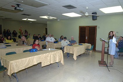 La doctora Mariam Ludim Rosa Vélez ofreció un taller sobre periodismo ciudadano.