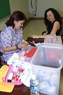 La Feria de Salud brindó una oportunidad al personal del Recinto para realizarse pruebas de cernimiento como azúcar en la sangre.