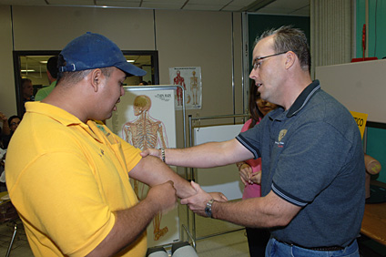 Muchos empleados hicieron consultas con los quiroprácticos.