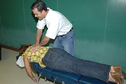 Doctor Siro Gutiérez explained that many workers ask for chiropractic adjustments for neck pain, muscle spasms in the trapezoids and the lower back.