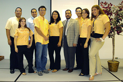 Representantes de la Puerto Rico Water & Environment Association junto a la directiva del capítulo estudiantil del RUM.
