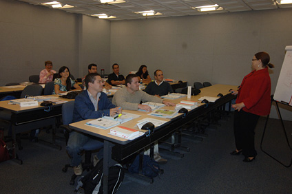 Olga Morales, especialista de cumplimiento de la FSIS, durante uno de los talleres.