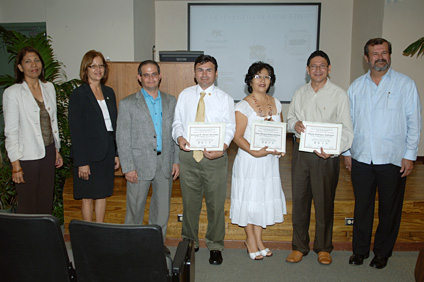 Desde la izquierda los doctores Mildred Chaparro, Rebeca Orama y José I. Vega acompañan a tres graduados de la Academia. En la extrema derecha el rector del RUM, Jorge Iván Vélez Arocho.