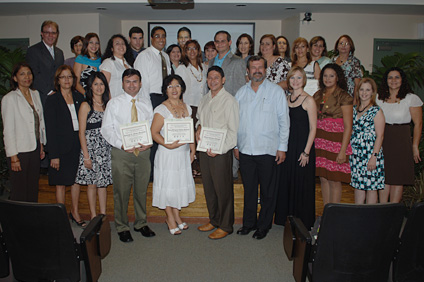 La Academia de Capacitación Ejecutiva para Organizaciones Comunitarias y de Base de Fe graduó a 20 participantes, mientras otros tres recibieron certificados de Desarrollo Comunitario.