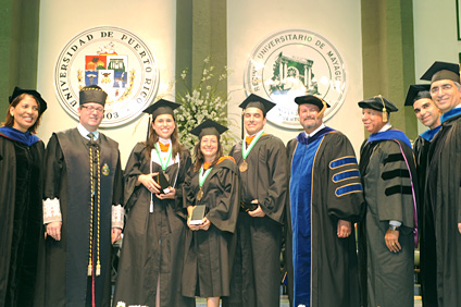 Desde la izquierda: la doctora Mildred Chaparro; el licenciado Antonio García Padilla; los estudiantes Daliana Rodriguez, Yanira Marrero y Luis Joel Rodriguez, acompañados por el rector del RUM, Jorge I. Vélez Arocho y los doctores Ramón Vásquez, David Suleiman y Agustín Rullán.