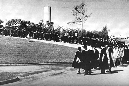 Desfile de la Clase de 1959 del Colegio de Agricultura y Artes Mecánicas de Mayagüez.
