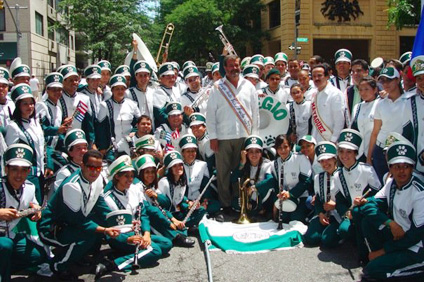 Los miembros de la Banda junto al rector del RUM, Jorge Iván Vélez Arocho y el alcalde de Mayagüez, José Guillermo Rodríguez.