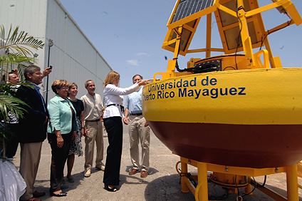 La primera dama de Puerto Rico, Lucé Vela inauguró la boya con la tradicional botella de champán.