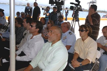 En la actividad de lanzamiento de la boya participaron funcionarios de agencias gubernamentales y privadas.