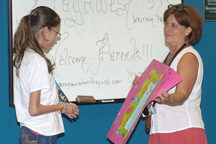 La doctora Ellen Pratt, a la derecha, sostiene uno de los proyectos que se leyó durante el cierre.