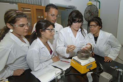 Los alumnos fueron parte de talleres en nanotecnología, análisis de DNA, clonación de organismos vivos y microscopía.